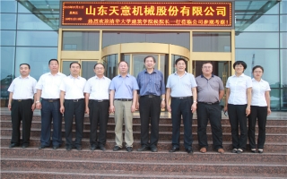 清華大學(xué)建筑設(shè)計研究院副院長、研究員侯建群蒞臨